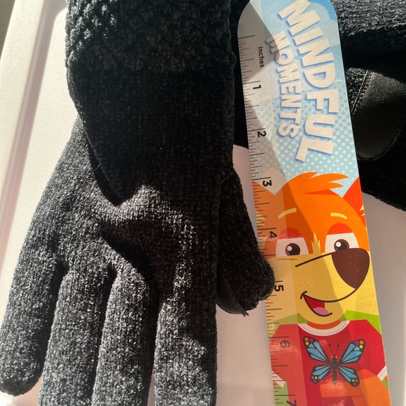 NEW- Isotoner 1 size Smart touch gloves - Picture 6 of 6